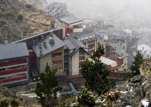 A continuació, pots consultar el calendari fiscal de pagaments i liquidacions per al 2021 en funció dels principals impostos d’Andorra. IGI (impost general indirecte) La liquidació de l’IVA andorrà es paga en funció de la xifra de negoci anual de l’any anterior: